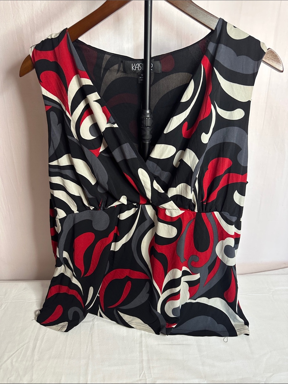 Kasper Sleeveless V-Neck Top in Black, Red & Cream Swirl Print